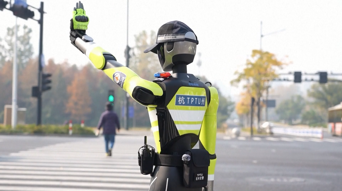 Petugas Lalu Lintas Robot Resmi Bertugas di Zhejiang