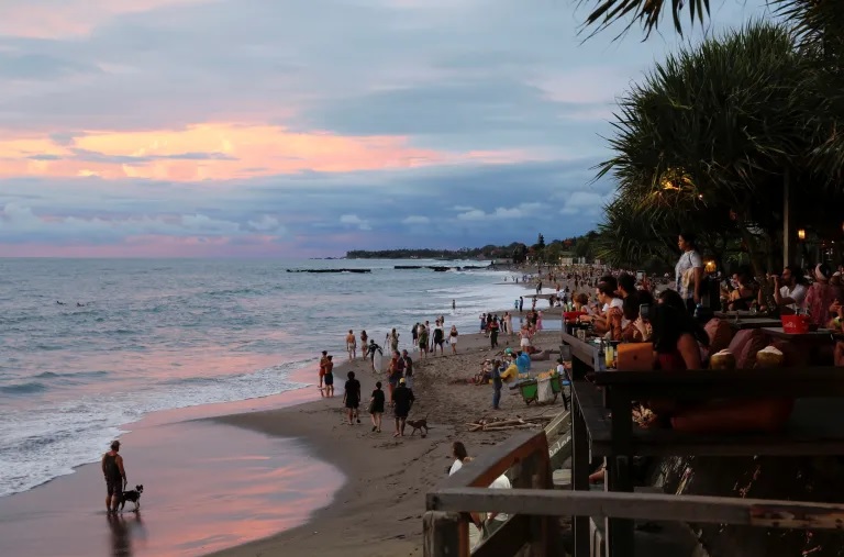 Gubernur Bali telah meminta pemerintah pusat untuk mengakhiri hak istimewa visa-on-arrival bagi warga negara Rusia dan Ukraina [File: Johannes P Christo/Reuters]