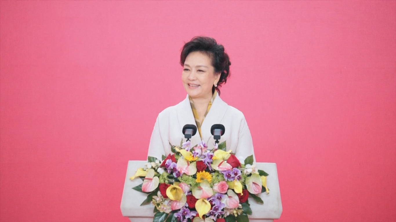 Peng Liyuan Kunjungi Pameran tentang Pemberdayaan Digital dan Cerdas bagi Perempuan dan Anak Perempuan