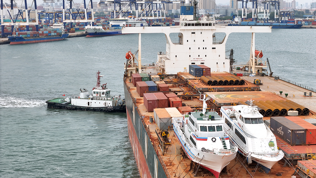 Sejak bergabung dengan WTO lebih dari 20 tahun yang lalu Tiongkok telah menjadi pedagang barang terbesar di dunia dan mitra dagang utama bagi lebih dari 140 negara dan wilayah memberikan kontribusi rata-rata hampir 30 persen terhadap pertumbuhan ekonomi tahunan dunia
