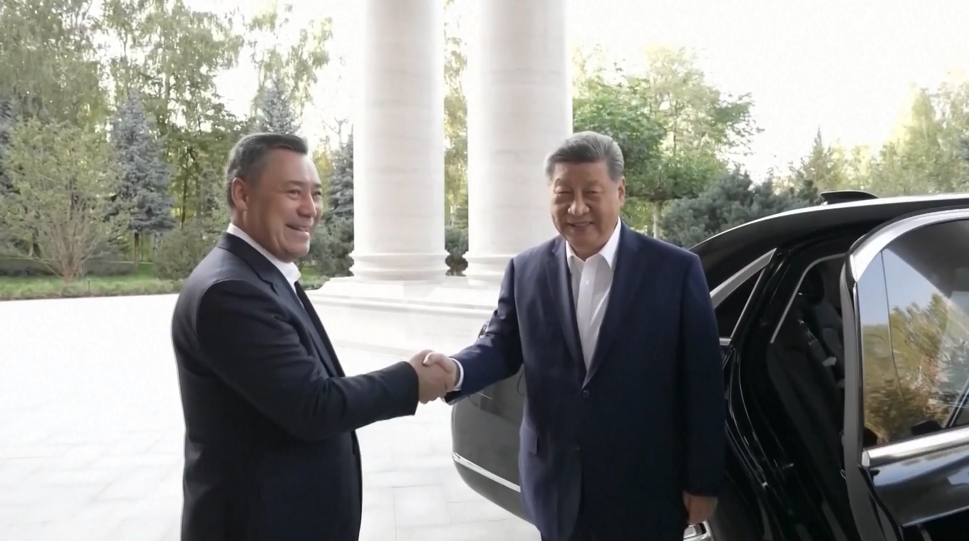 Xi dan Japarov Berbincang dengan Hangat dan Bersahabat Saat Jamuan Makan Malam di Bishkek