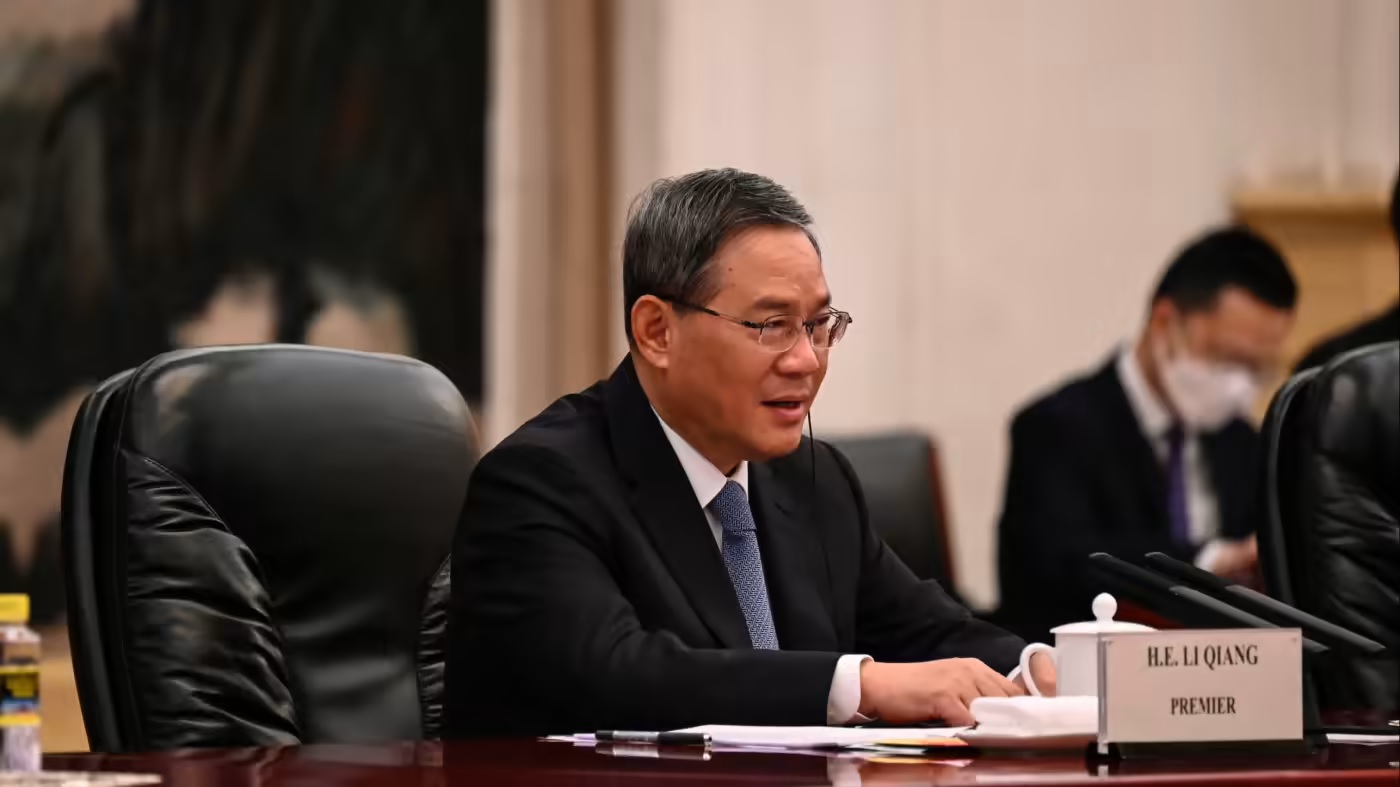 Dunia sangat dipengaruhi oleh dua pasang hubungan