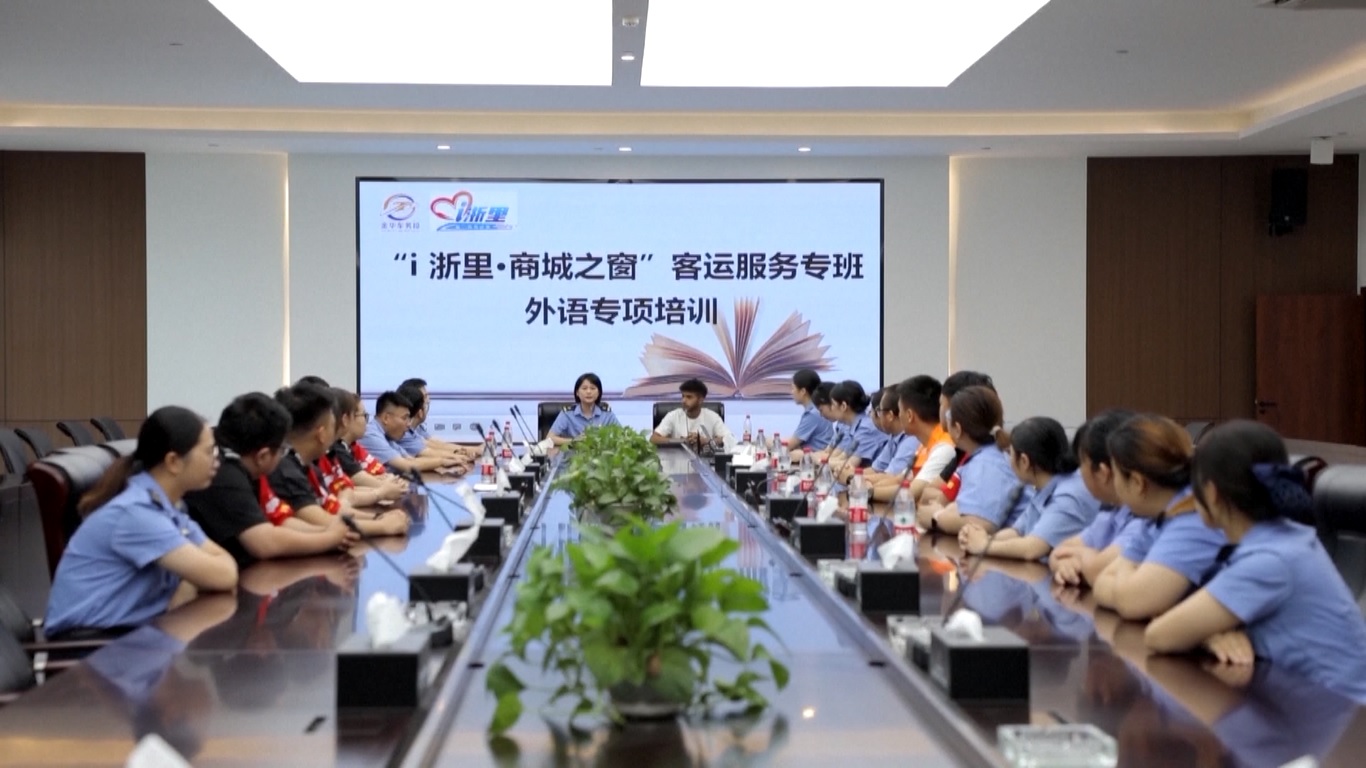 Mereka juga telah mendekorasi stasiun kereta api di kota ini dengan elemen-elemen yang berhubungan dengan Asian Games untuk menciptakan suasana olahraga yang penuh warna