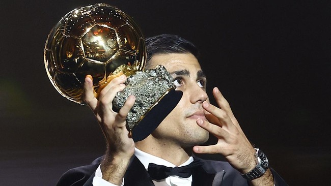 Bintang Manchester City asal Spanyol Rodri terpilih sebagai peraih Ballon d'Or 2024 mengalahkan Vinicius Junior dan Jude Bellingham