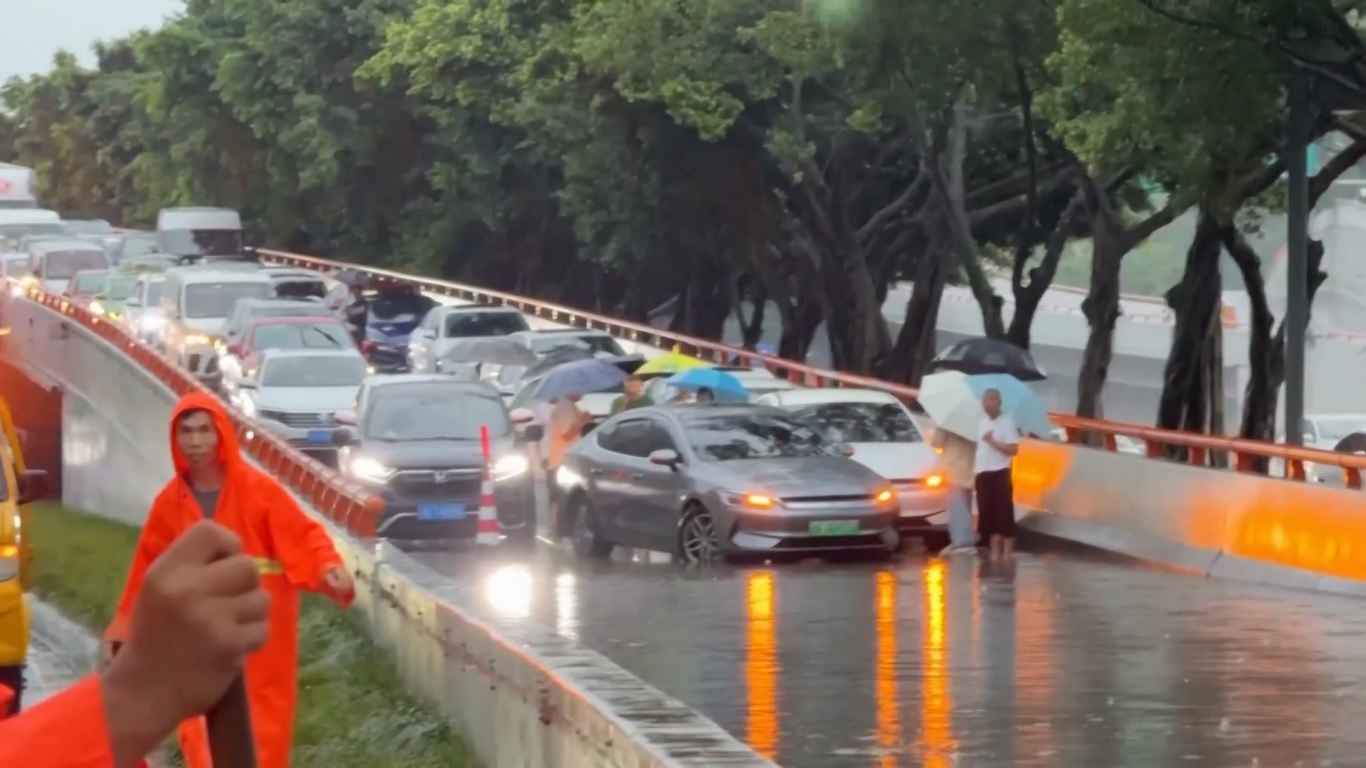 Hampir 30.000 Orang Dievakuasi Akibat Hujan Lebat yang Melanda Provinsi Sichuan di Tiongkok