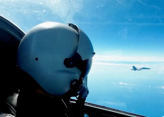 Sekitar 30 mantan pilot militer Inggris telah pergi untuk melatih anggota Tentara Pembebasan Rakyat Tiongkok (PLA) di Republik Rakyat Tiongkok (RRT)