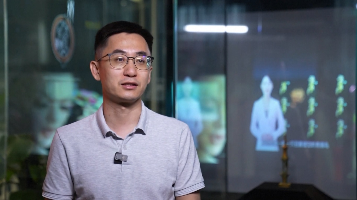 Photonic Crystal Technology Company adalah perusahaan teknologi tinggi kecil yang menawarkan rantai pasokan lengkap untuk tampilan panel transparan dengan merek 'NanoAR'