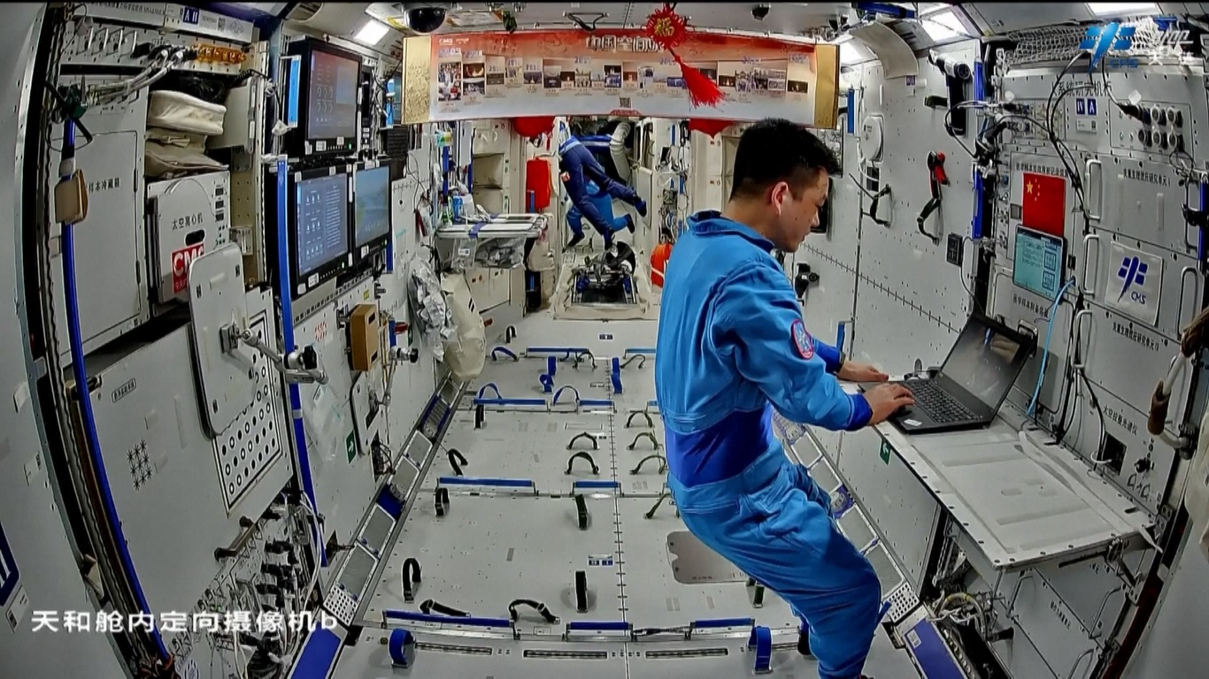 Mereka diharapkan untuk serah terima dengan anggota Shenzhou-19 di stasiun antariksa pada akhir Oktober 2024