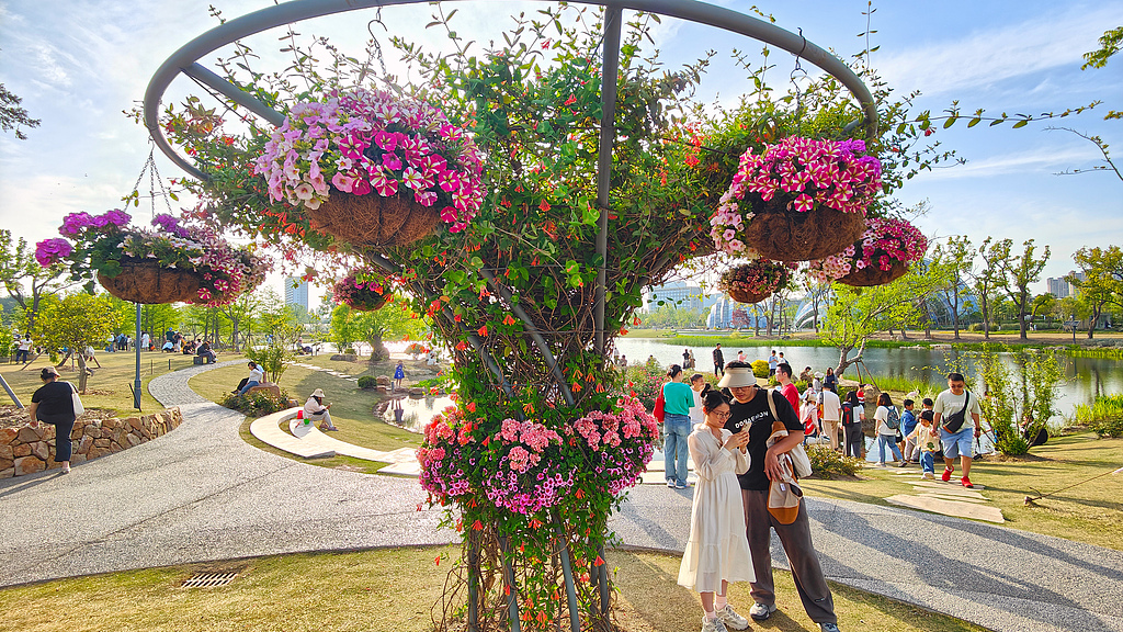 Tiongkok memperluas program percontohan untuk lebih membuka sektor jasanya terhadap investasi asing guna meningkatkan stabilitas ekonomi dalam upaya untuk melawan meningkatnya unilateralisme dan proteksionisme global