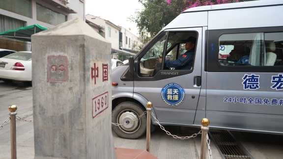 Atas permintaan pemerintah Myanmar Tiongkok juga akan mengirimkan dua tim penyelamat dan memasok tenda selimut peralatan pertolongan pertama makanan dan air minum