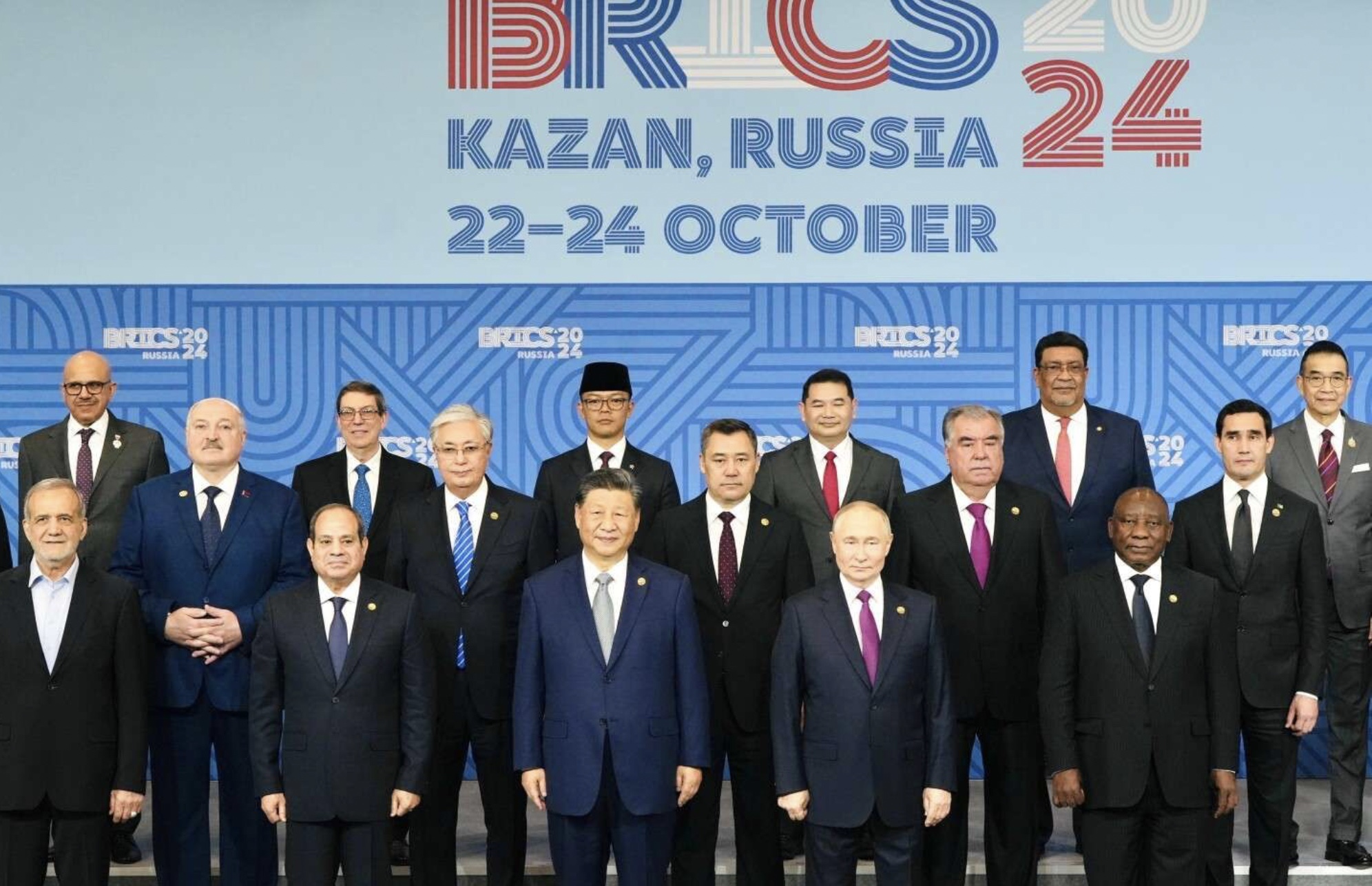 BRICS yang awalnya terdiri dari Brasil Rusia India Tiongkok dan Afrika Selatan kini mencakup hampir setengah dari populasi global