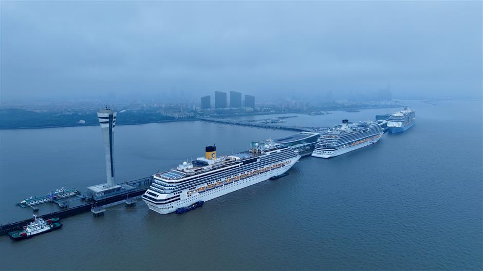 Pecahkan Rekor Penumpang, Tiga Penumpang Kapal Pesiar Berlabuh di Shanghai