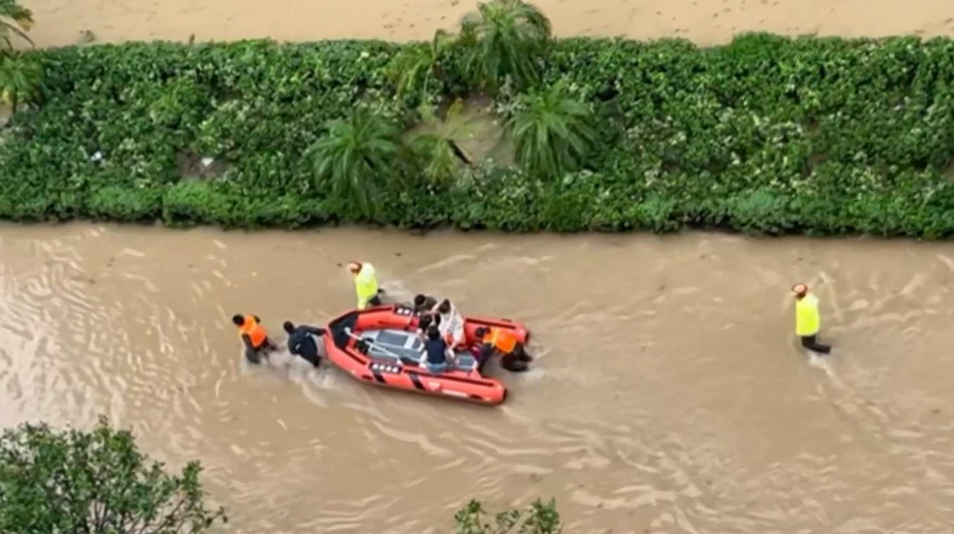 Wanita Hamil di Zhejiang Diselamatkan dari Banjir dan Tiba di Rumah Sakit Menggunakan Perahu Karet