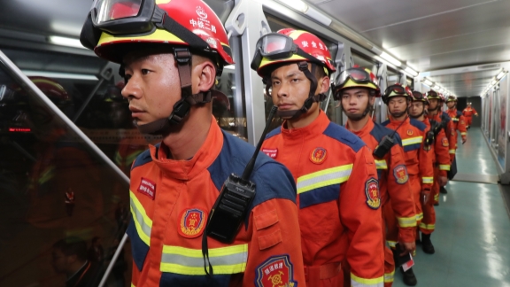 Tim penyelamat dari Provinsi Yunnan di Tiongkok barat daya tiba di Yangon