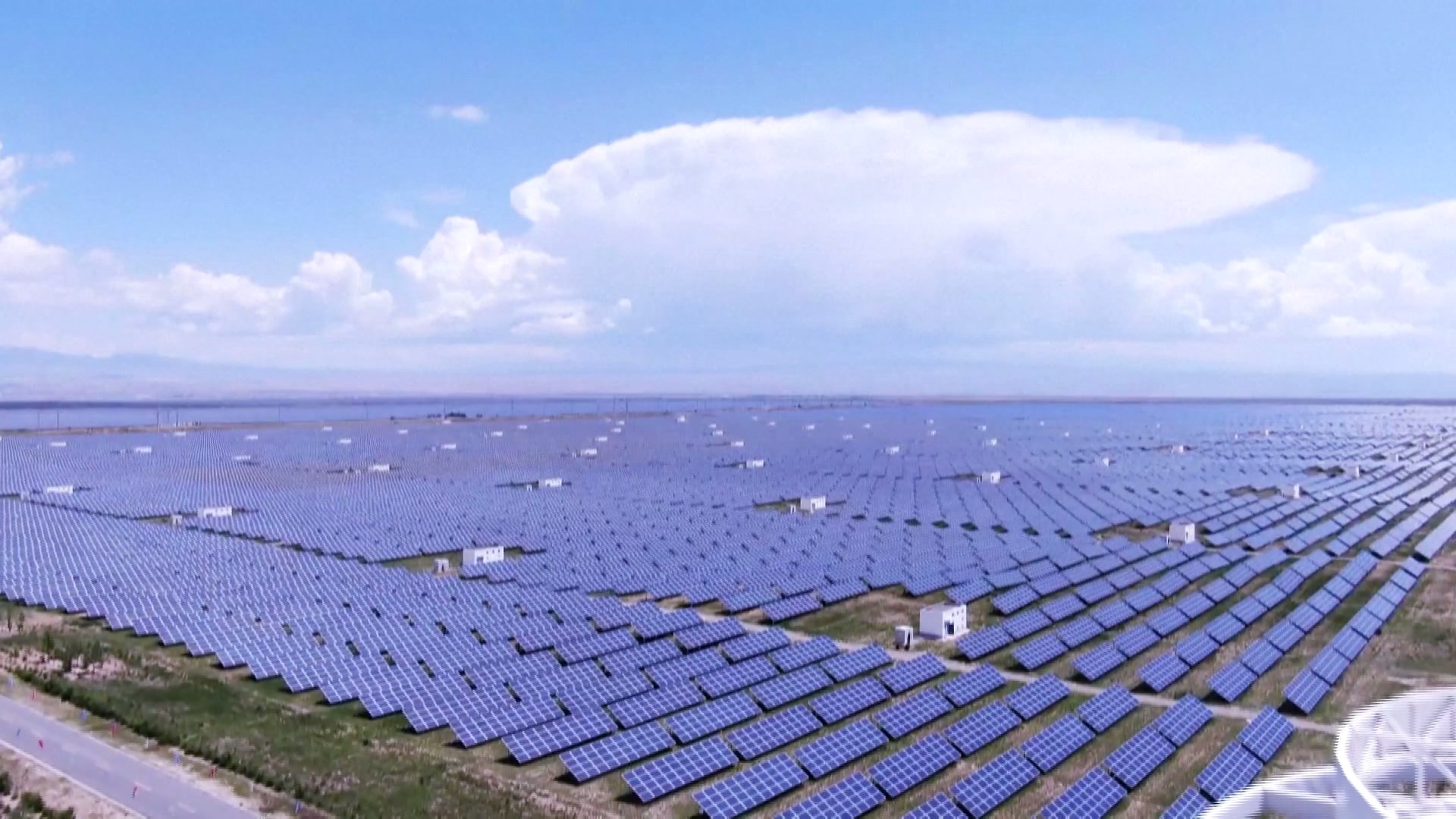Sebuah pembangkit listrik tenaga fotovoltaik di Provinsi Qinghai
