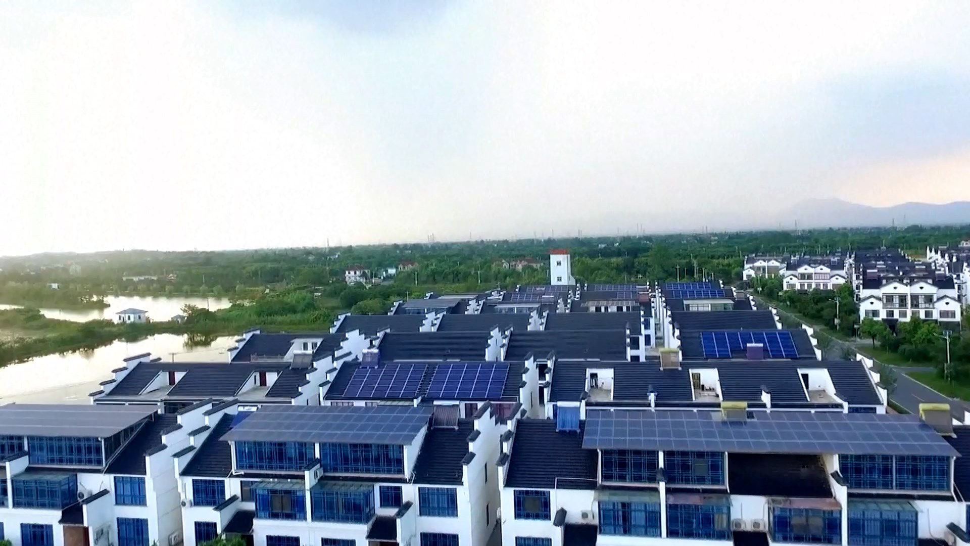 Pada paruh pertama tahun ini total nilai ekspor produk fotovoltaik Tiongkok mencapai 2892 miliar dolar AS