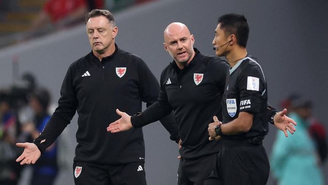 Pelatih Wales Robert Page mengecam FIFA yang mengancam menghukum pemain jika mengenakan ban kapten pelangi untuk kampanye LGBT di Piala Dunia 2022