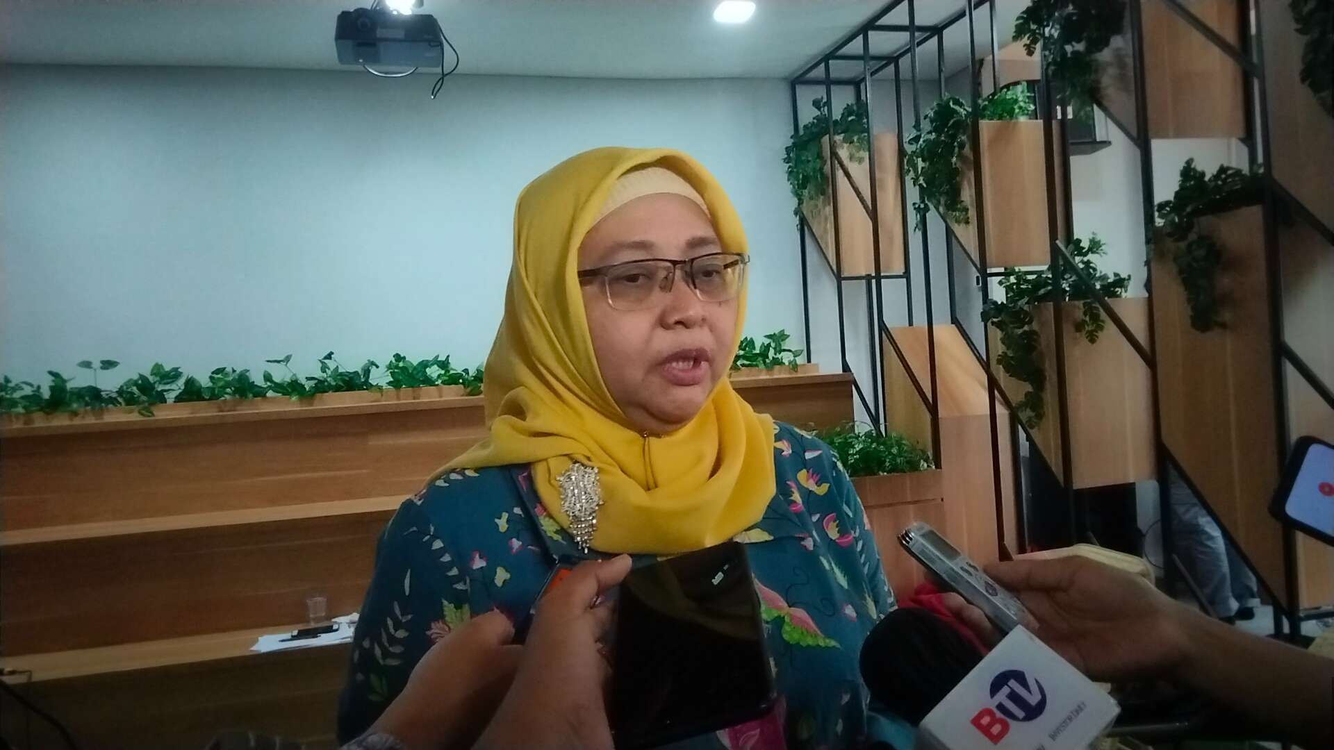 Salah satu penyebab banyaknya masyarakat terjerat pinjol adalah ketidaktahuan mereka terhadap cara mengakses sumber daya ekonomi