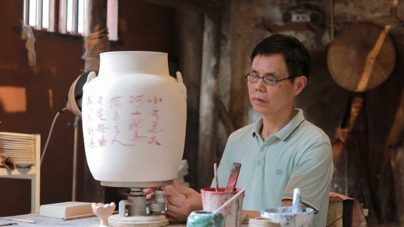 Kebangkitan kerajinan tradisional juga telah membawa peluang bagi para pengusaha muda dan pengrajin keramik untuk memulai bisnis mereka sendiri