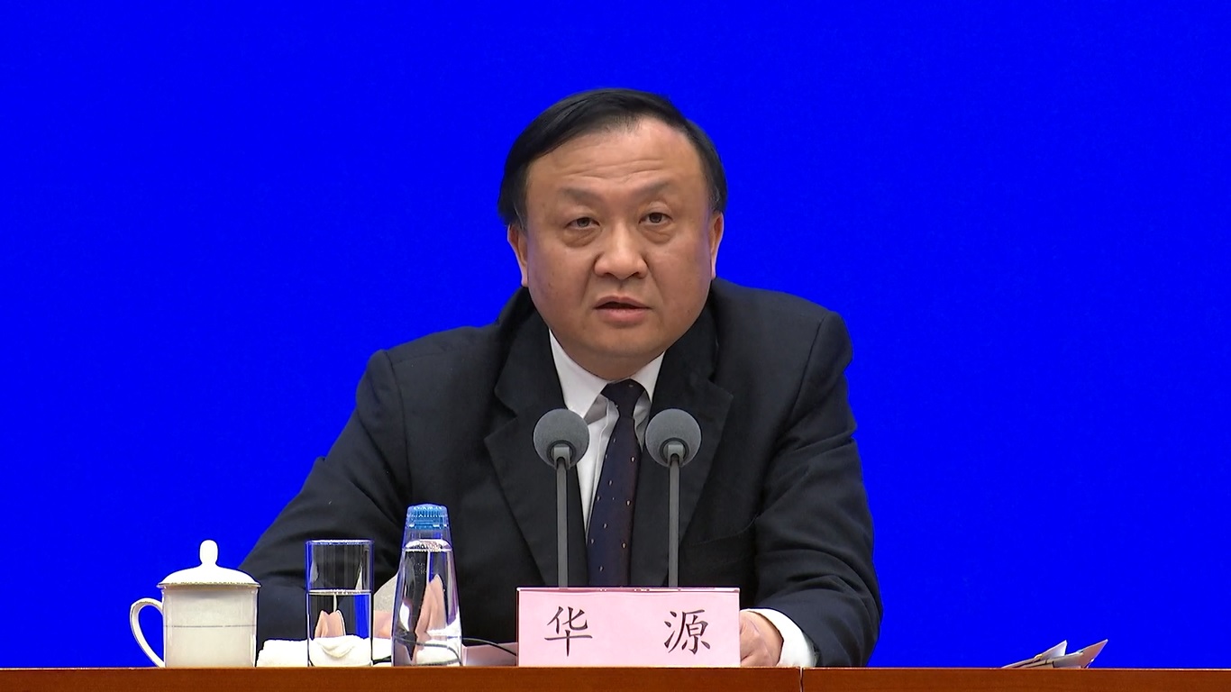 Berbicara kepada para wartawan