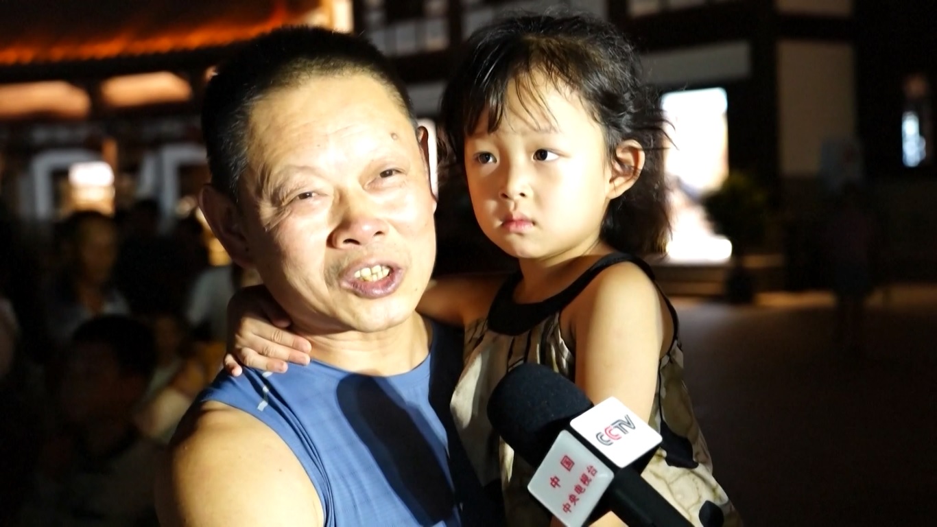 Festival itu dirayakan setiap tahun pada hari ke-15 bulan kedelapan pada kalender lunar Tiongkok