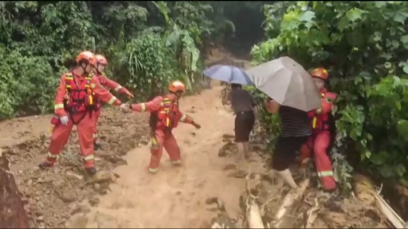 Badan meteorologi provinsi Hunan pada Sabtu (27/7) malam mengeluarkan peringatan merah untuk hujan badai