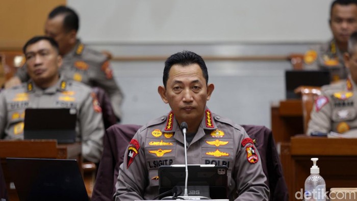 Jenderal Listyo Sigit membeberkan rencana untuk menerjunkan 148884 personel Polri untuk mengawal mudik Idul Fitri 2023 Dia berharap penerjunan personel ini bisa mengantisipasi lonjakan pemudik tahun ini yang mencapai 123 juta orang