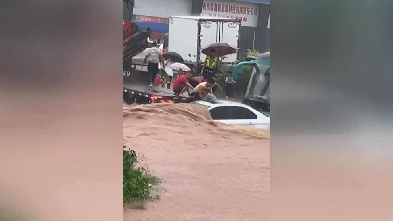 3 Warga Pemberani Selamatkan 3 Orang dari Mobil yang Terendam Banjir di Guangxi