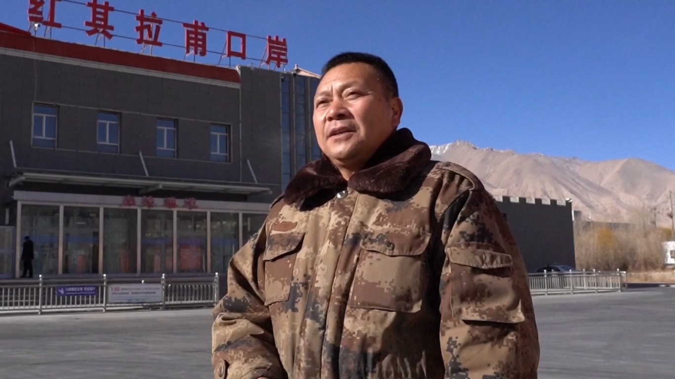 Khunjerab Pass adalah pelabuhan perdagangan utama antara Tiongkok dan Pakistan