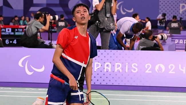 Tunggal putra Indonesia Dheva Anrimusthi berhasil mendapatkan perunggu setelah menghadapi wakil Malaysia Muhammad Fareez Anuar pada laga perebutan medali perunggu cabor para badminton tunggal putra SU5 Paralimpiade 2024 di Port de la Chapelle