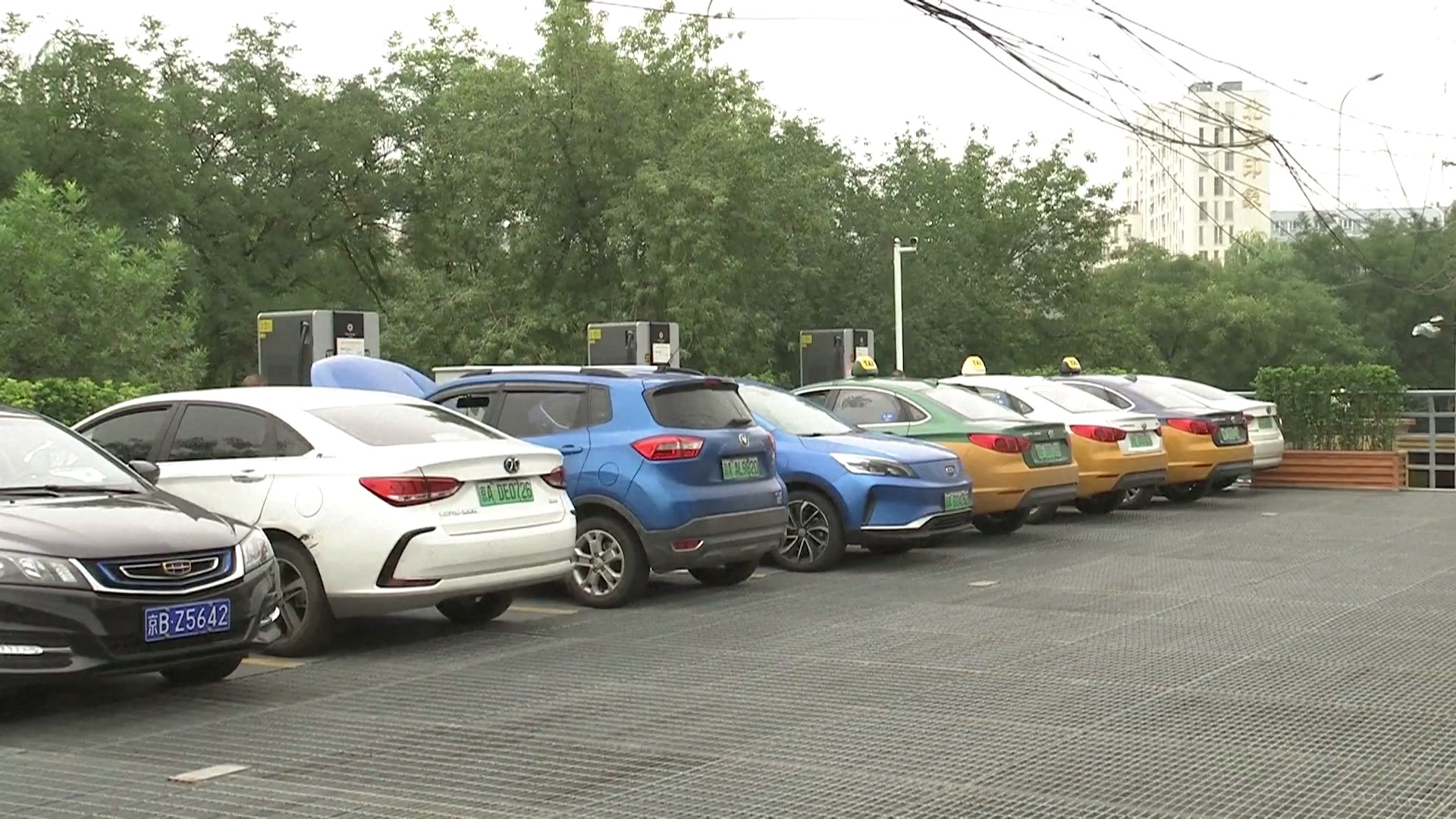 Tiongkok pada hari Jumat meluncurkan pedoman pertamanya untuk asuransi kendaraan energi baru (NEV)