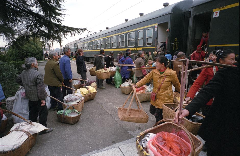 Berkat tarifnya yang terjangkau kereta ini telah menjadi semacam bus sekolah bagi siswa yang tinggal di sepanjang rute tersebut sekaligus berfungsi sebagai bus antar-jemput bagi para petani dan penggembala yang perlu bekerja di luar ruangan