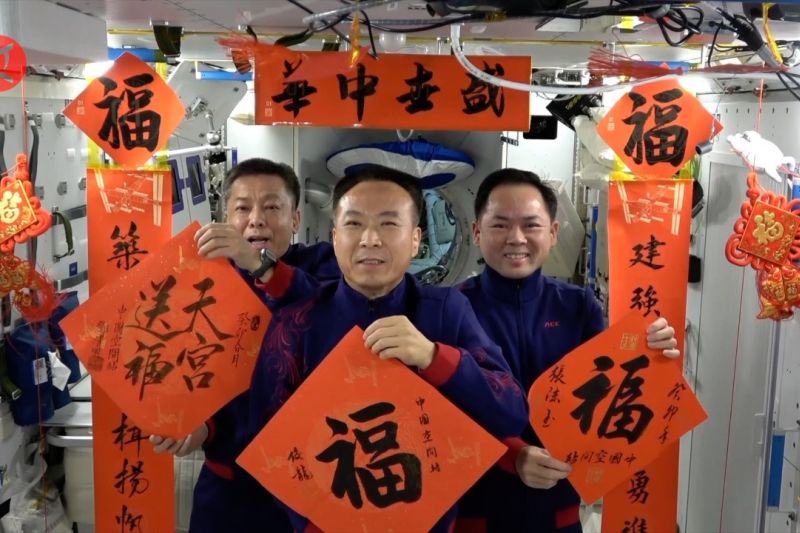 Kemeriahan Tahun Baru Imlek 2574 Kongzili tak cuma dirayakan oleh masyarakat i di bumi Namun perayaan Imlek turut dilakukan oleh tiga astronaut di stasiun luar angkasa Tiongkok