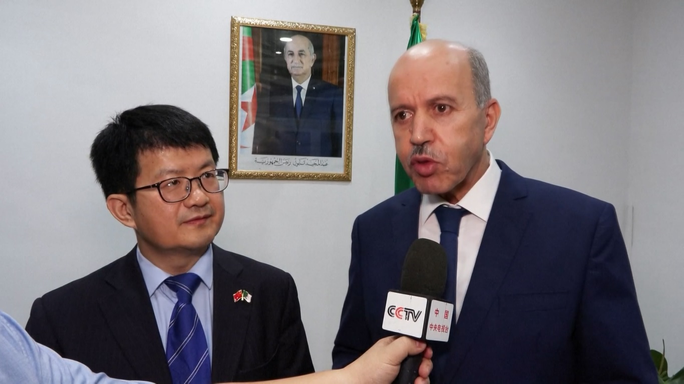 Tim Tiongkok menerima sertifikat kehormatan yang dikeluarkan oleh pemerintah Aljazair dalam upacara tersebut