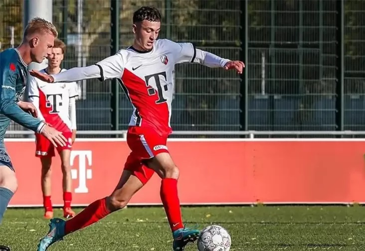 Ivar Jenner membantu timnya Jong Utrecht meraih kemenangan 1-0 melawan Jong Ajax dalam pertandingan lanjutan kasta kedua Liga Belanda 2022/2023