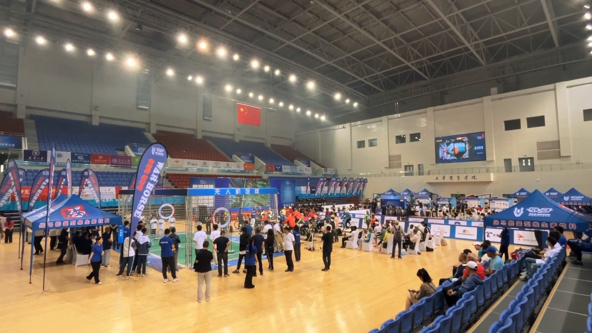 Balap sepeda virtual juga menarik banyak penonton di lokasi