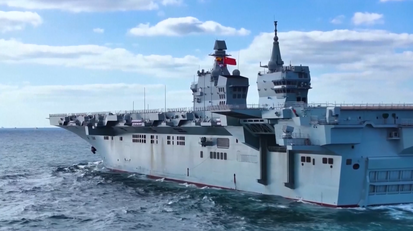 Kapal Serbu Amfibi Angkatan Laut Tiongkok "Sichuan" Selesaikan Uji Coba Laut pertamanya