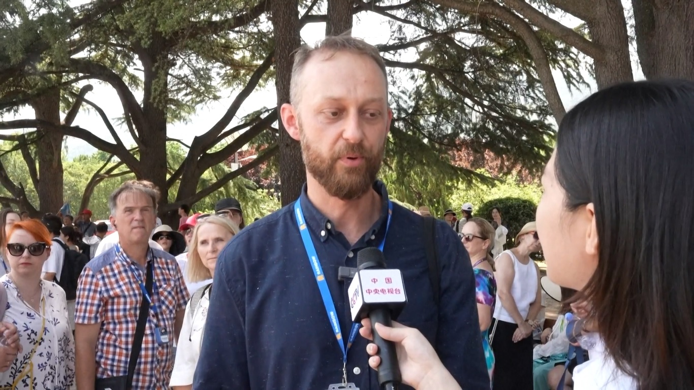 Dengan masuknya pengunjung dari seluruh dunia