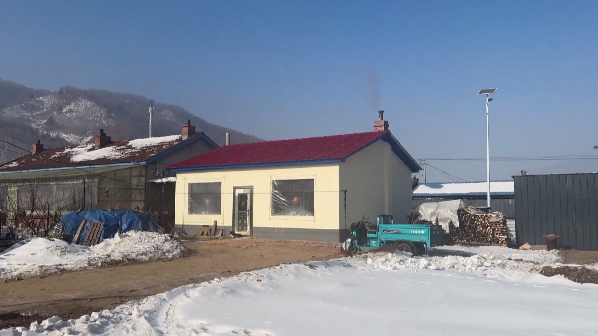 Warga desa yang terkena dampak banjir bandang di Kota Jiaohe