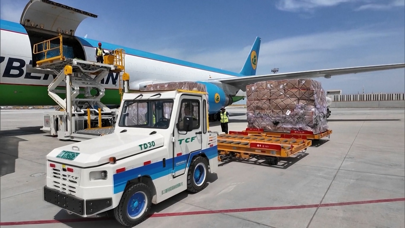 Bandara Xinjiang Alami Lonjakan Kargo dan Surat Internasional