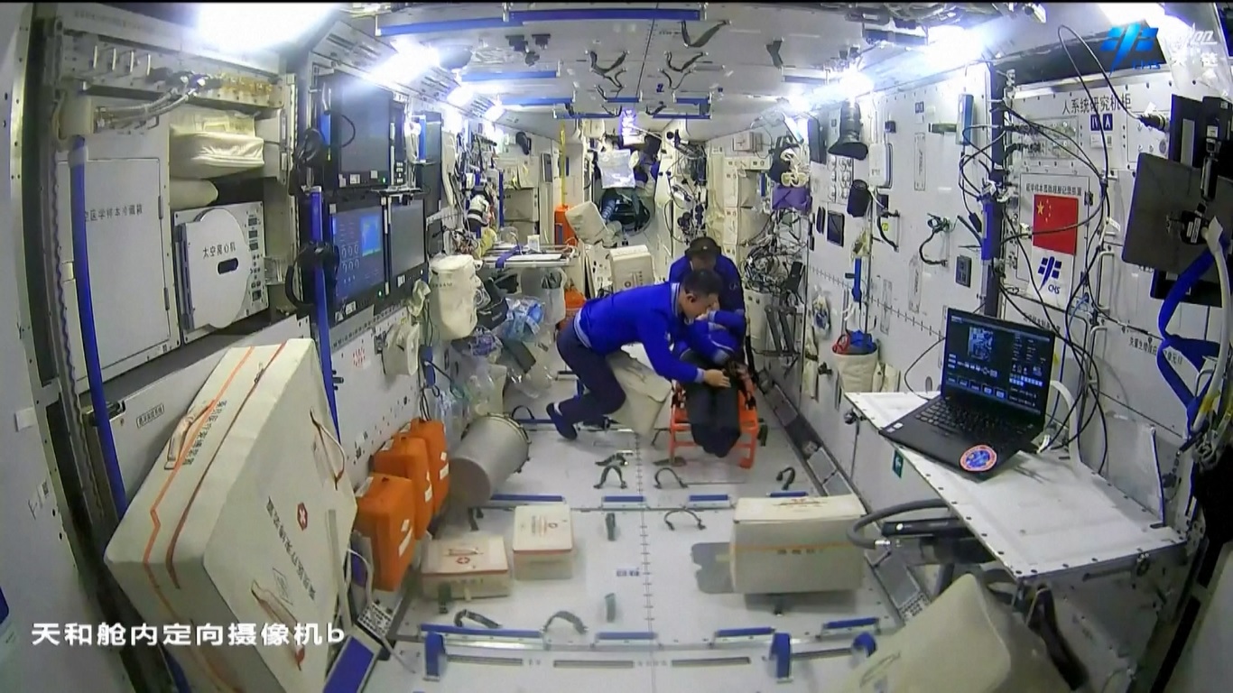 Para astronot telah ditempatkan di kompleks orbit selama 54 hari