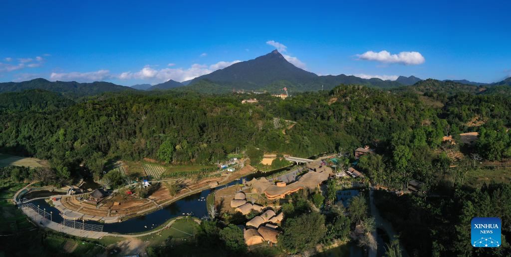 Menikmati Pemandangan Kota Wuzhishan di Hainan, Tiongkok Selatan