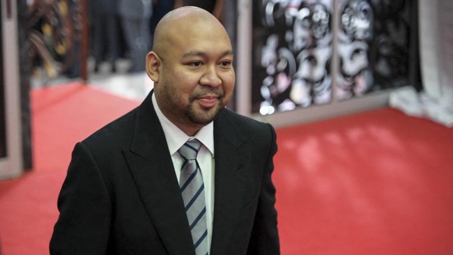 Pakaian yang akan digunakan atlet Indonesia saat mengikuti defile upacara pembukaan Olimpiade 2024 di Paris