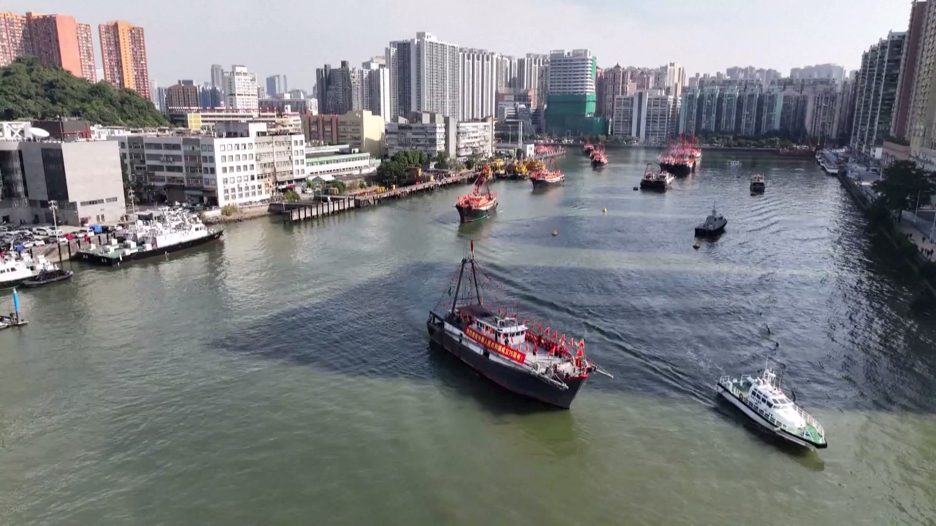 Daerah Administratif Khusus (SAR) Makau mengadakan parade perahu nelayan di laut pada hari Kamis untuk merayakan ulang tahun ke-25 kembalinya mereka ke tanah air