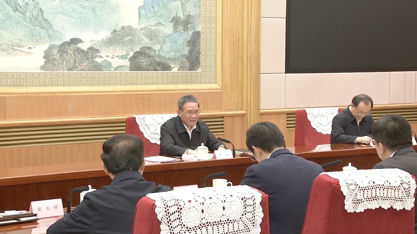 Mereka mengajukan saran tentang solusi untuk masalah saat ini dalam operasi ekonomi dan pekerjaan ekonomi tahun depan