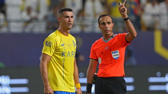 Cristiano Ronaldo tertangkap kamera marah-marah ke wasit saat Al Nassr dikalahkan Al Taawoun pada laga kedua Saudi Pro League di Stadion Al Awwal Park