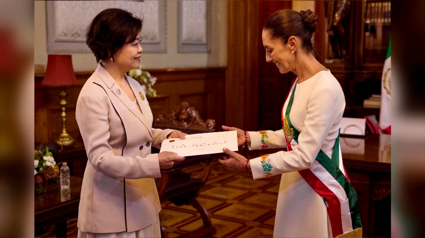 Claudia Sheinbaum Pardo dilantik sebagai presiden perempuan pertama Meksiko pada hari Selasa (1/10) setelah wanita berusia 62 tahun itu memenangkan pemilihan presiden pada bulan Juni 2024