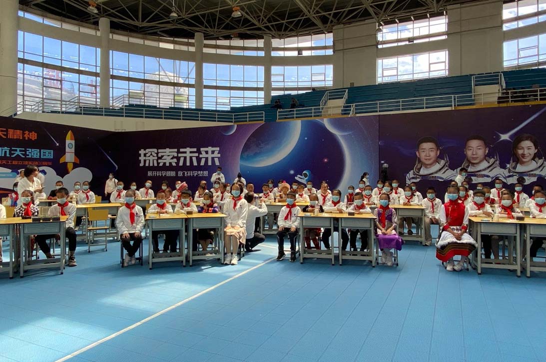 Para pelajar Tiongkok mengatakan mereka sangat terinspirasi oleh kuliah khusus yang diberikan oleh astronot Tiongkok (taikonaut) dari stasiun luar angkasa