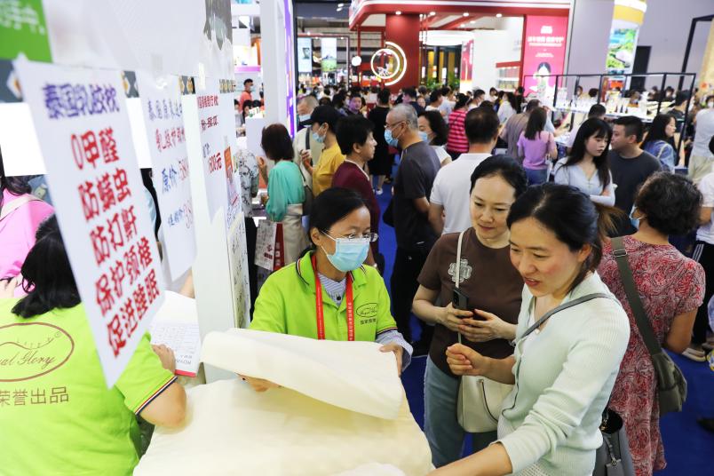 Sejumlah 3382 merek produk dari 65 negara dan daerah tampil di ekspo