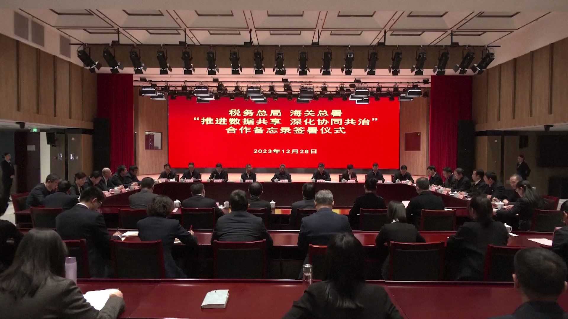 Administrasi Perpajakan Negara Tiongkok dan Administrasi Umum Bea Cukai pada hari Kamis menandatangani nota kerja sama mengenai berbagi data dan izin bea cukai ekspor serta potongan pajak